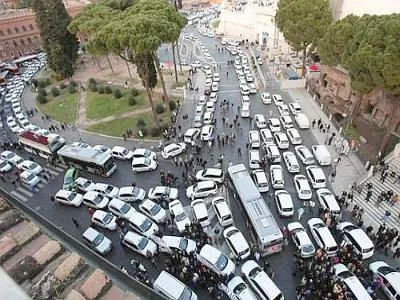 In calo la domanda di trasporto pubblico (-7,4%) e privato (-0,7%) nel 2012