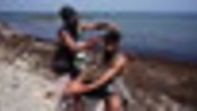 Ceuta, l'attesa dei migranti tra spiaggia e centro d'accoglienza