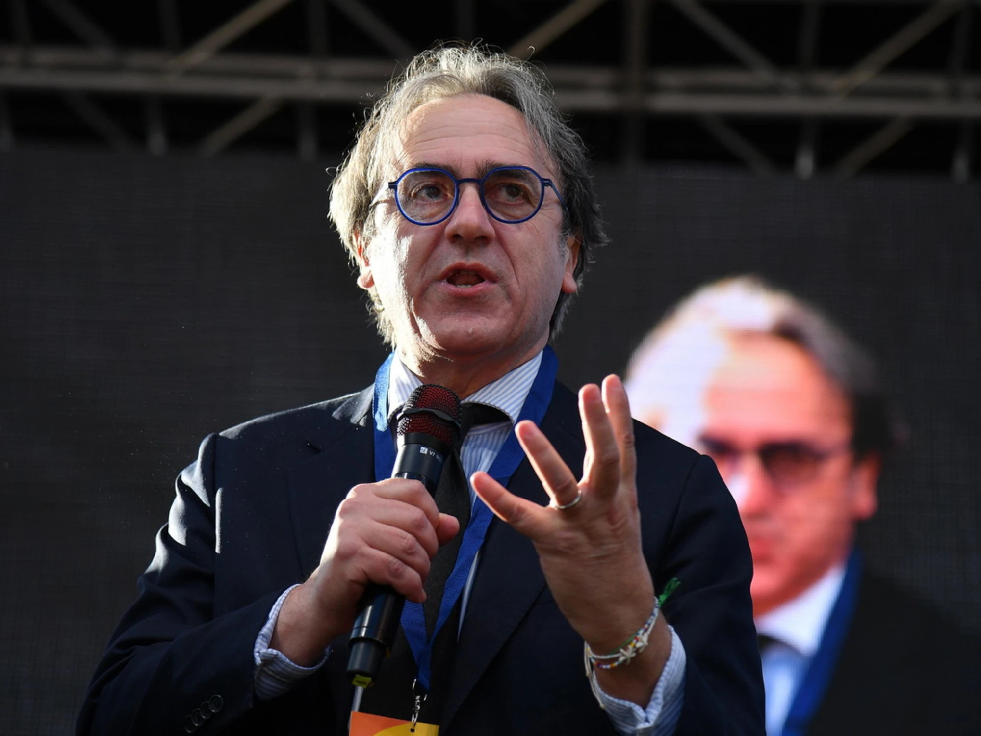 Bonelli thậm chí còn đổ lỗi cho Meloni về mùa hè oi ả | Libero Quotidiano.it