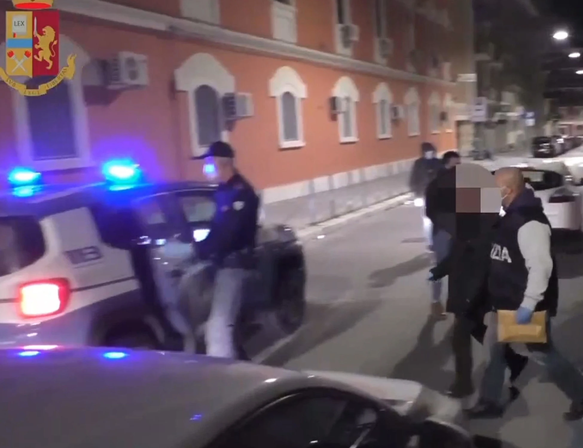 Finte pratiche per fare entrare i clandestini: 10 arresti