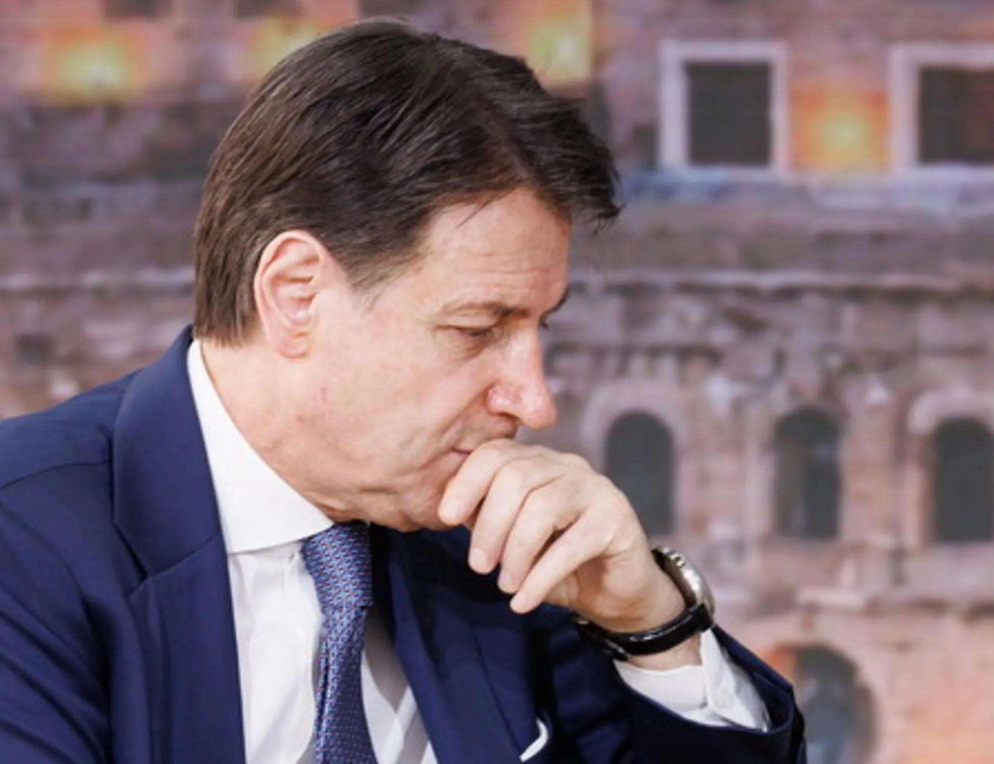 Superbonus, altra maxi-truffa da 160 milioni. FdI contro Conte: "Invece dei selfie chiedi scusa"
