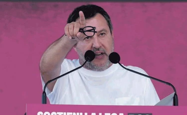 Salvini detta i tempi: congresso entro un mese