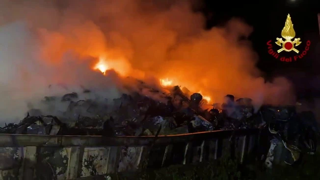 Catania, vasto incendio in un'azienda di demolizioni