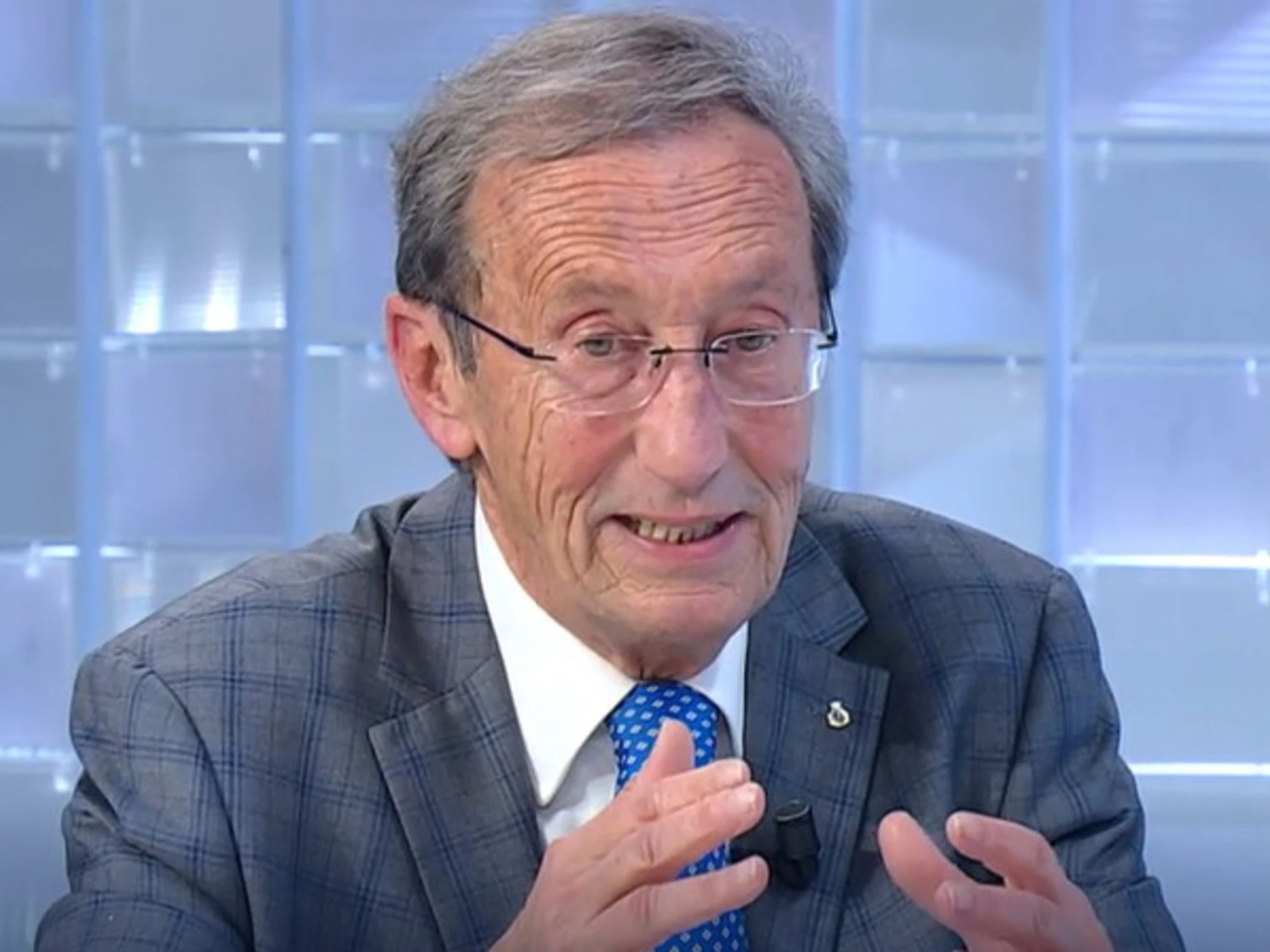 L'aria che tira, Gianfranco Fini spazza via le balle di sinistra: "Meloni ha problemi con la base?"