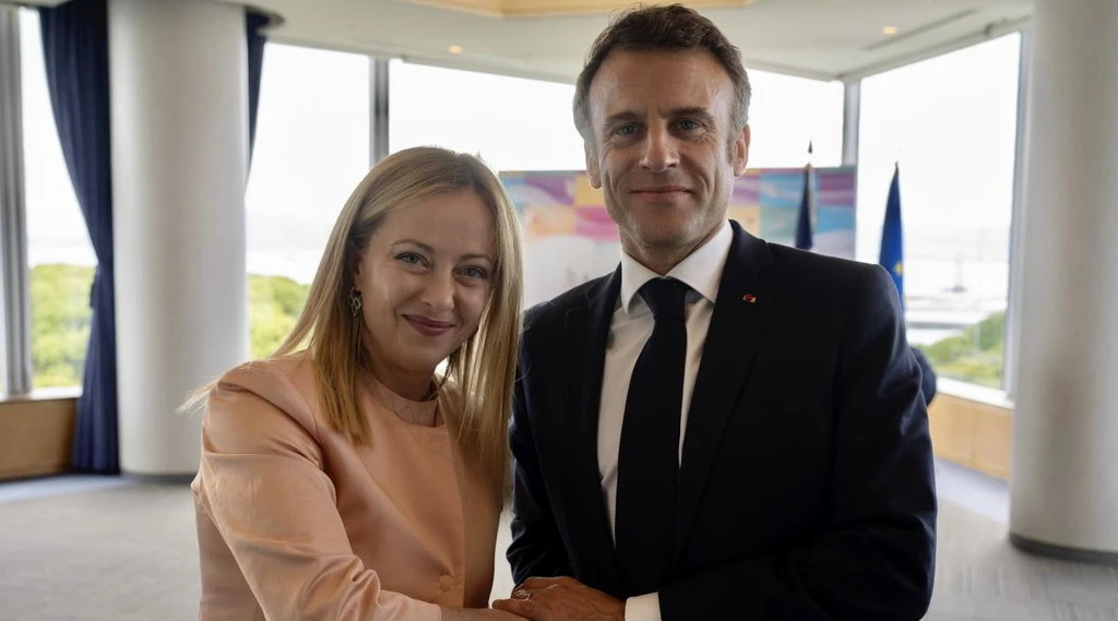 Meloni, la rivelazione sul faccia a faccia con Macron: "Cosa mi ha detto"