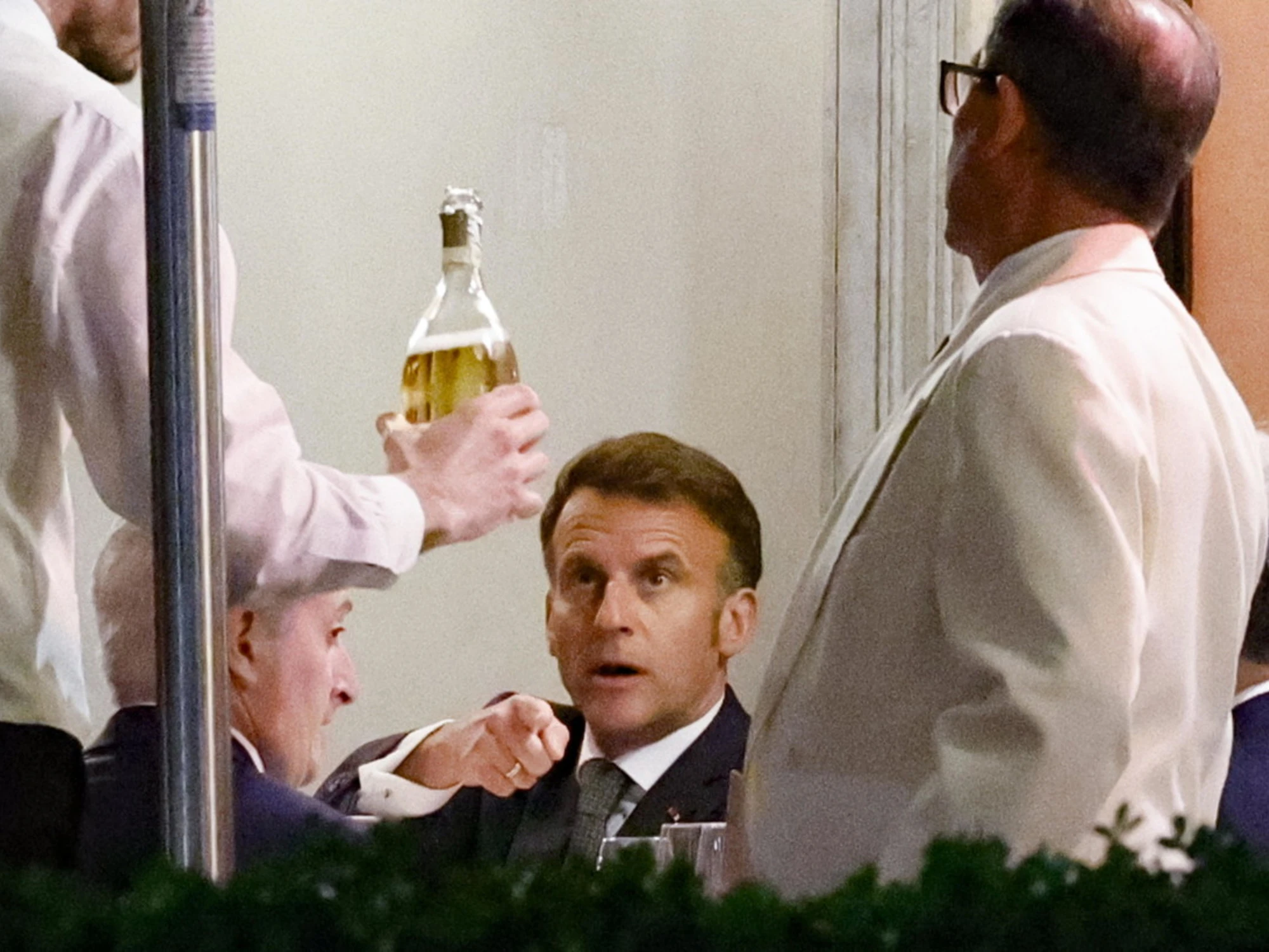 Roma, anziano collassa sulle scale? Clamoroso: la reazione di Macron