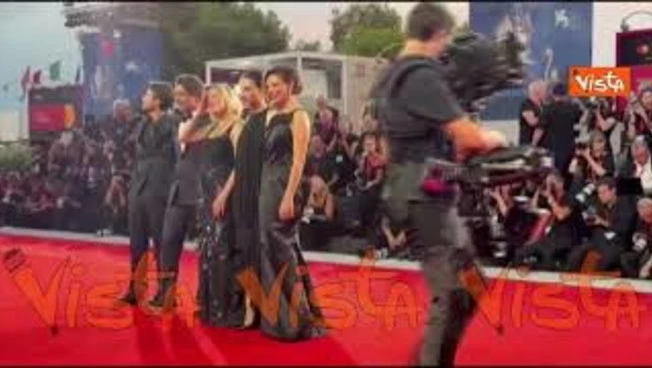 Venezia 83, il cast del film "L'estranea" sfila mano nella mano sul red carpet