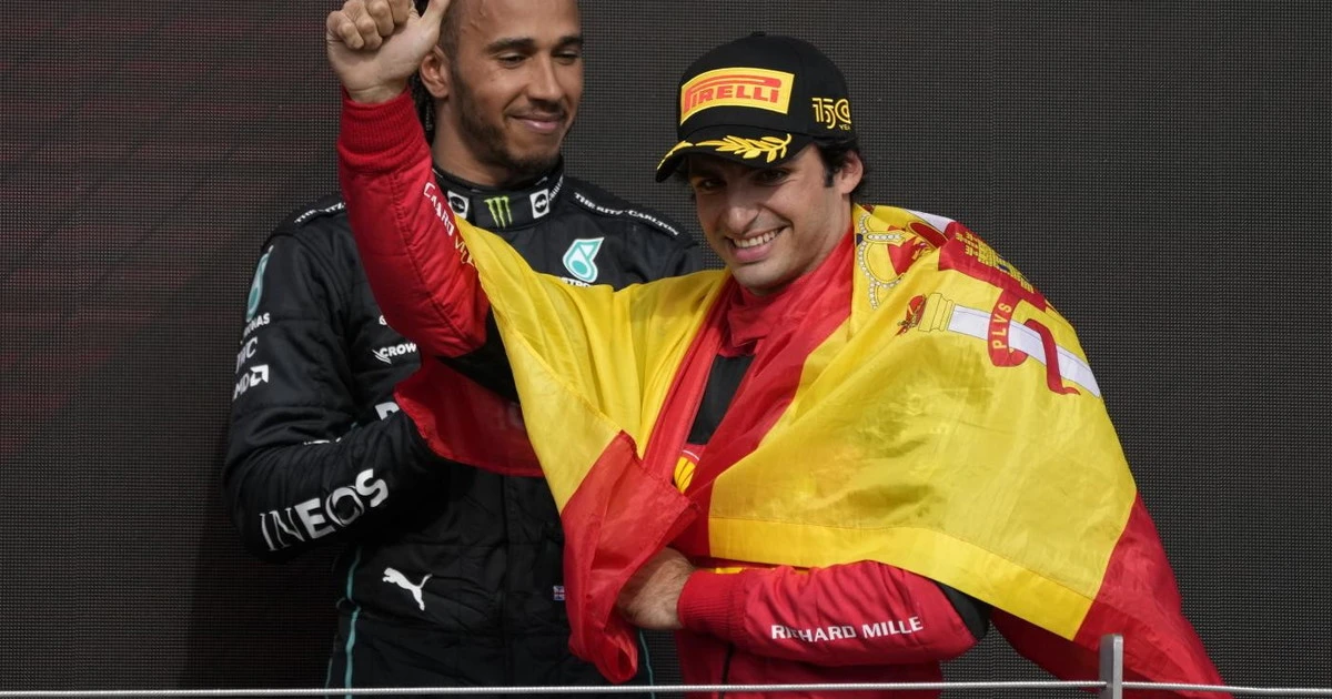 Carlos Sainz, rivolta dei tifosi Ferrari: "Bruciate il contratto di Hamilton". E anche Leclerc...