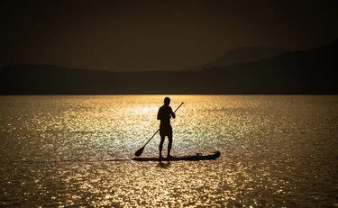 Isola d'Elba, "il nostro amico è sparito in mare": allarme dopo la festa, come lo ritrovano sul sup...