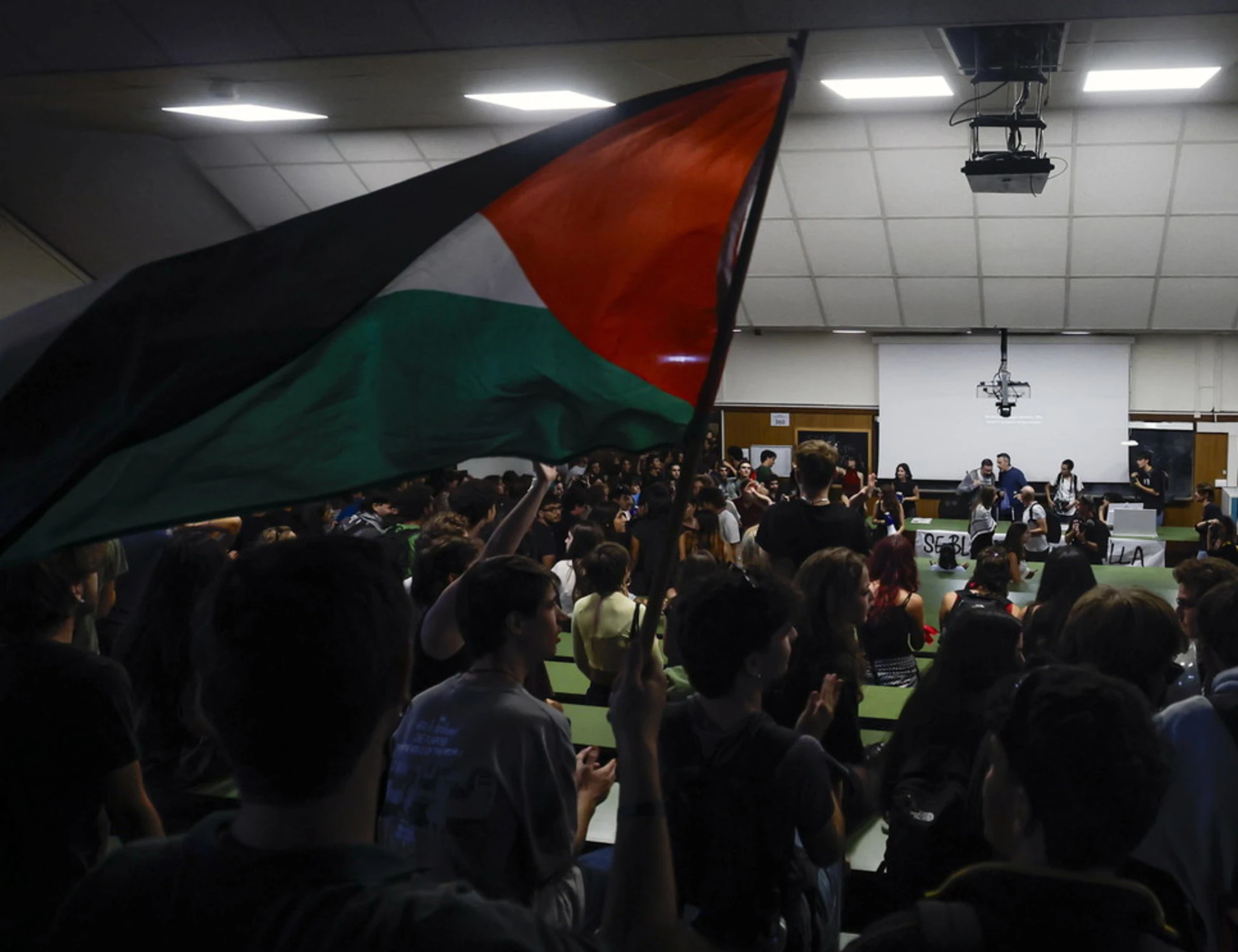 Pro-Pal da ridere: parlano di squadrismo e vogliono censurare il libro di Capezzone