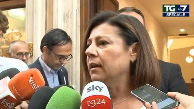 Enrico Mentana sferzante contro Paola De Micheli: "Non ha detto nulla, ecco perché ha parlato ai cronisti"
