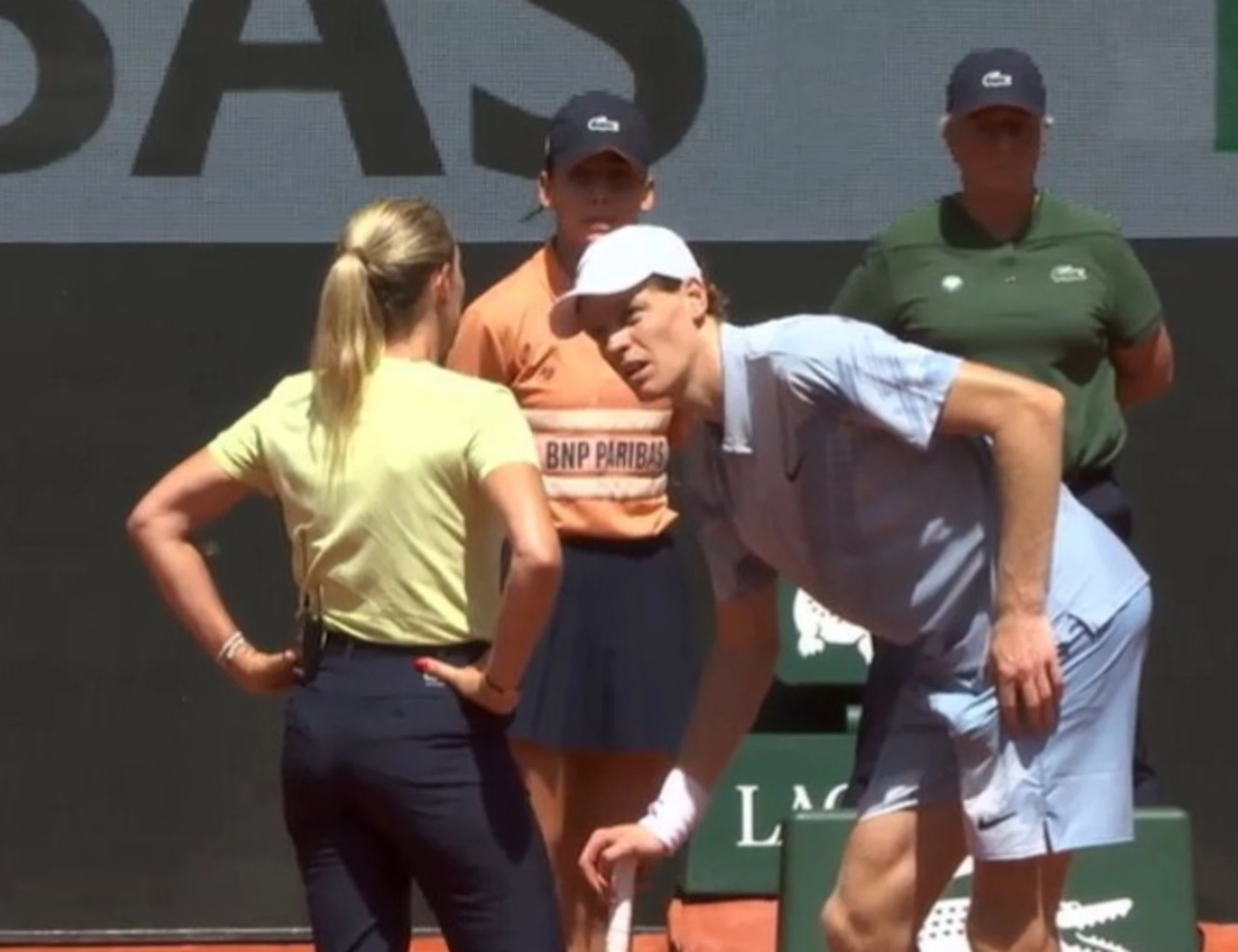 Sinner, Jim Courier perde il controllo in diretta: "Sono crampi, assurdo, non è giusto"