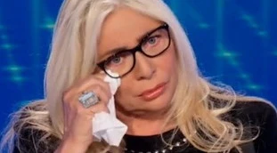 Che Tempo Che Fa, Mara Venier confessa: "Presa in giro per la pelle scura, mi chiudevo in bagno e mi lavavo con l’Ajax"