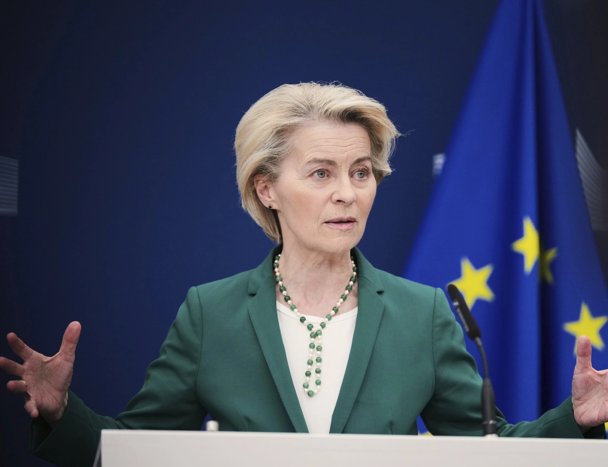 Commissione Ue, inchino a Meloni: "Un ponte verso gli Usa"