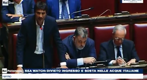 Sea Watch, Fratoianni: "Lo speronamento? Colpa della Gdf che si è frapposta". Salvini: "Roba da matti"