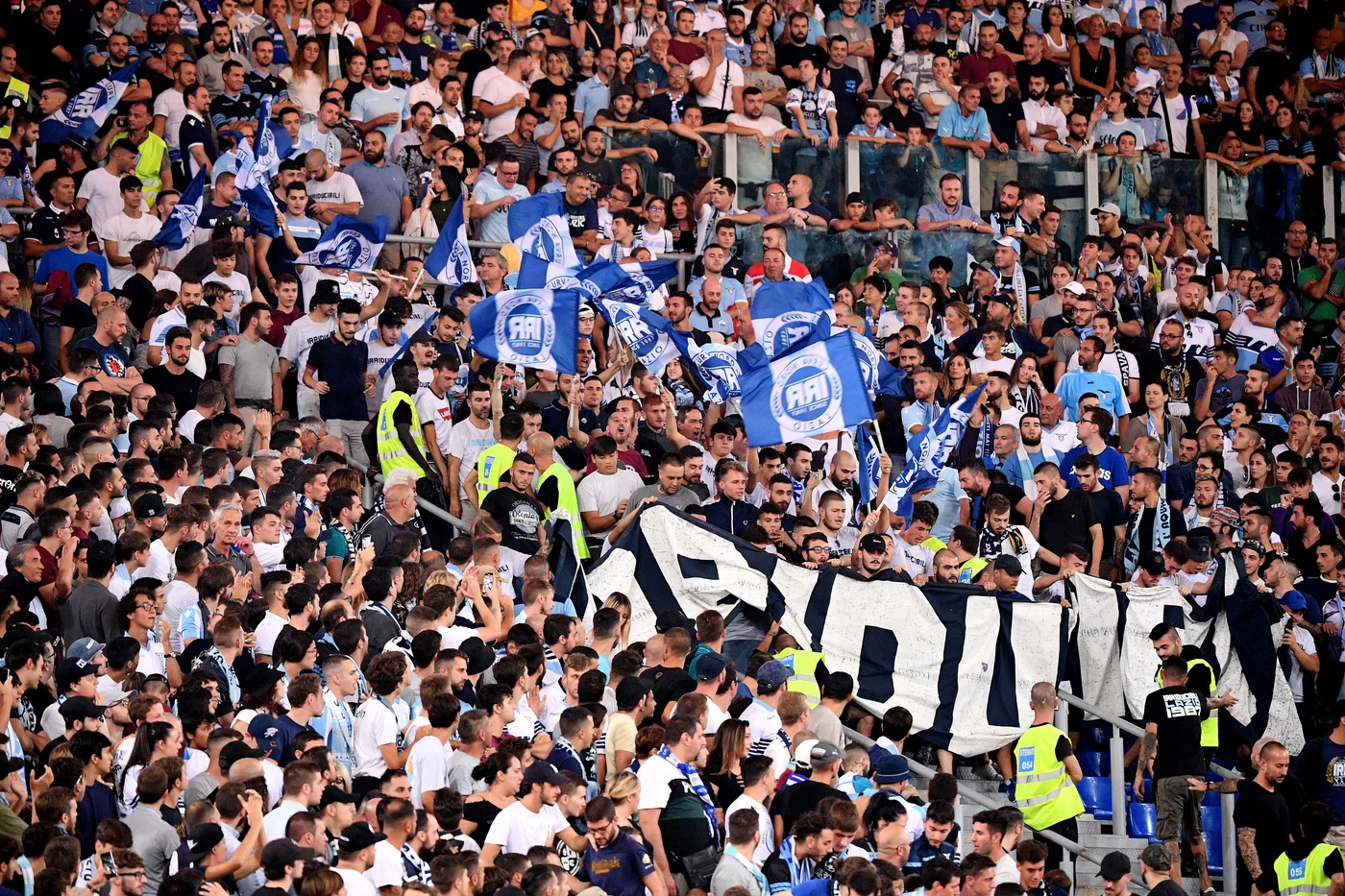 Lazio-Novara, cori razzisti e antisemiti degli ultras biancocelesti