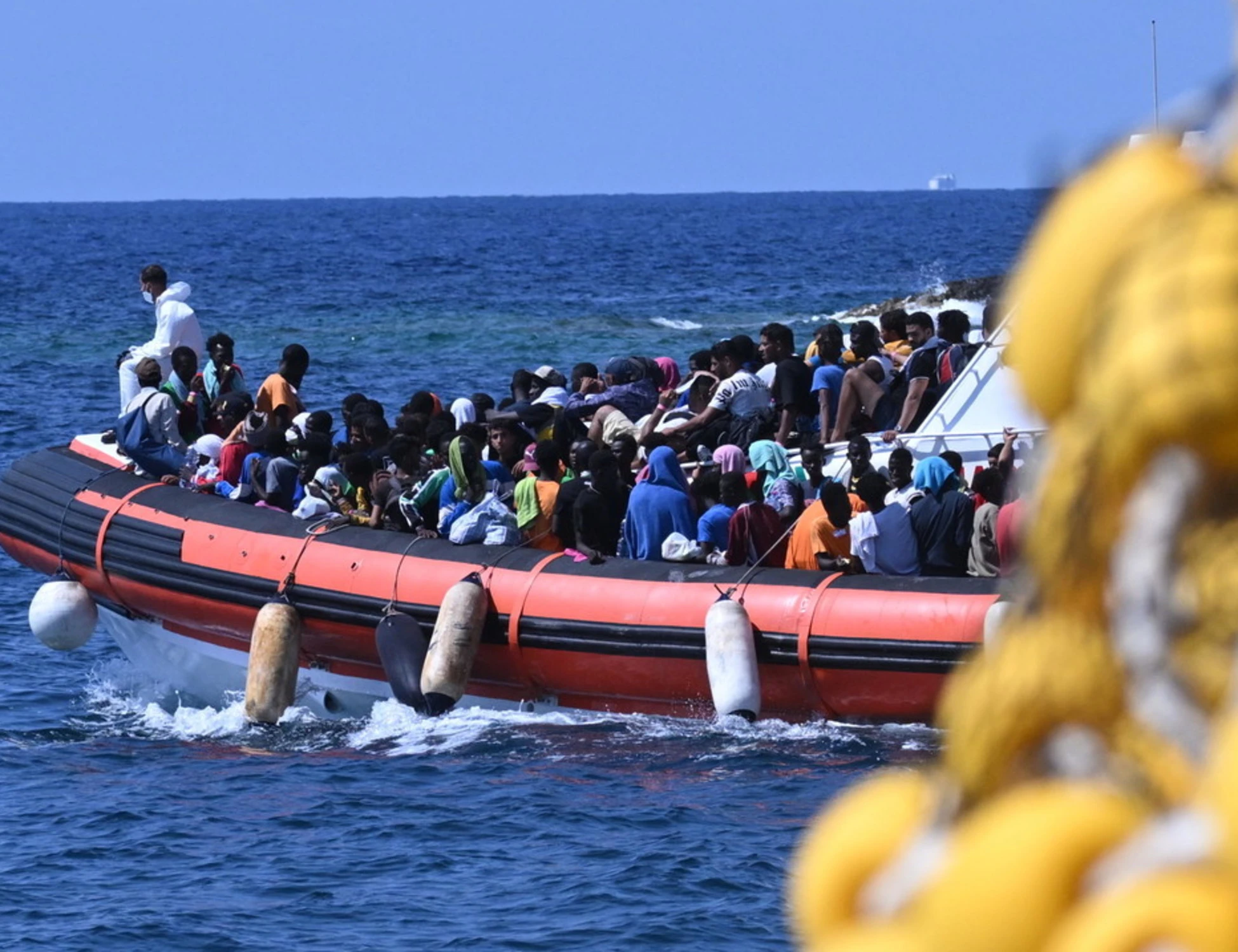 Lampedusa, si ribaltano due barchini di migranti: oltre 20 morti 