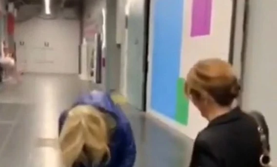 Domenica In, crollano i pantaloni a Mara Venier: resta in mutande dietro le quinte