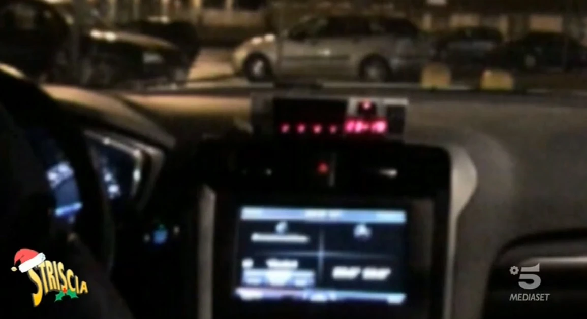 Striscia la Notizia svela l'ultima truffa dei taxi: ecco come vi fregano i soldi, fate attenzione