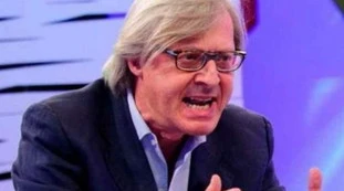 Vittorio Sgarbi, imbrattata la statua di Roberto Benigni: "Vernice rossa? Cogl***i, andava abbattuta"