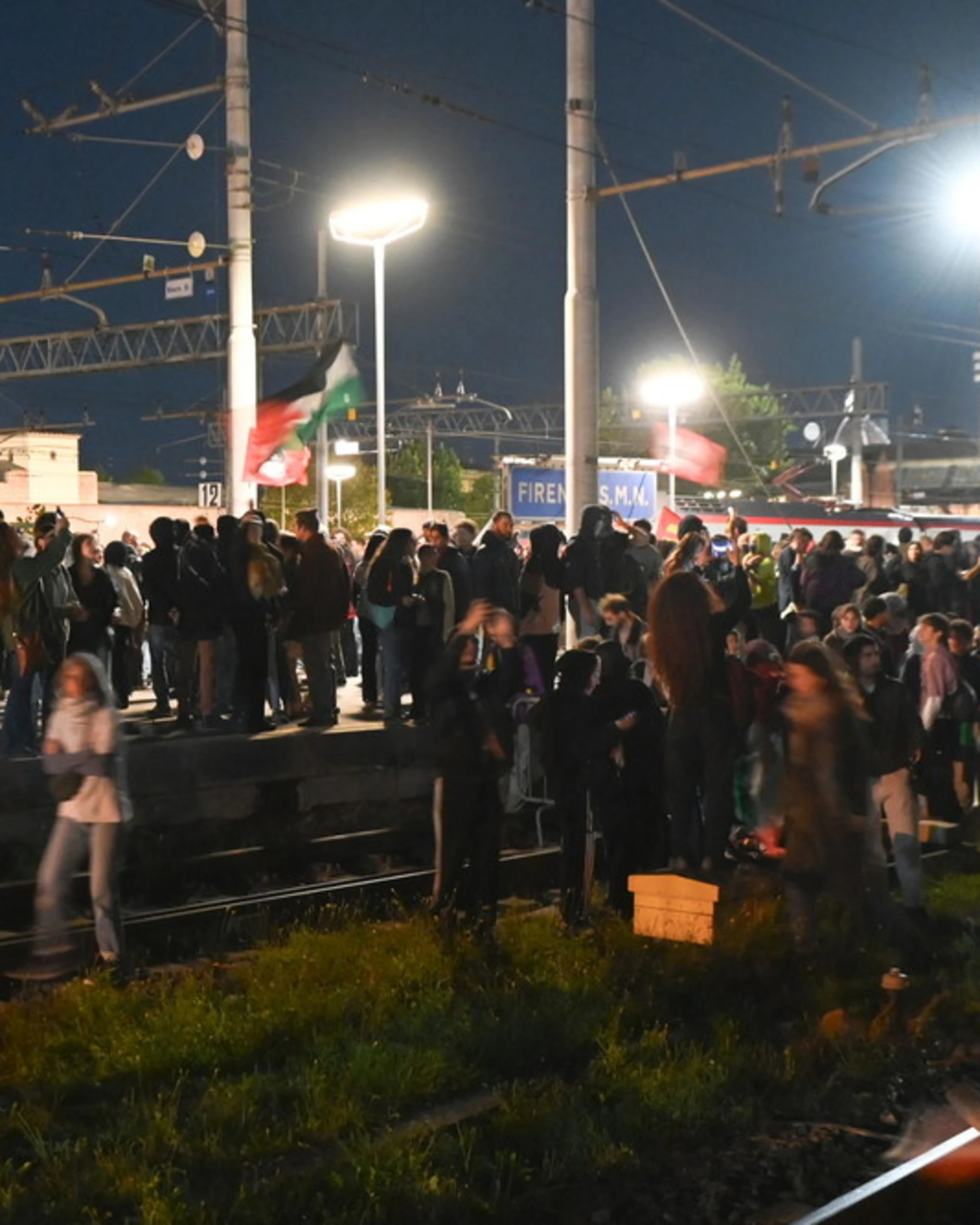 Parma, 4 esponenti del Pd occupano i binari: la denuncia di FdI