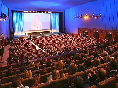 Cinema, meno biglietti ma più spettatori. Mai in sala 23 milioni di italiani