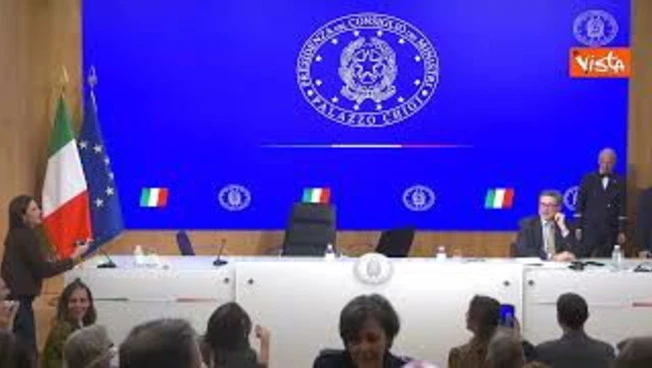 La premier Meloni lascia la conferenza sulla manovra e saluta Giorgetti: "In bocca al lupo"