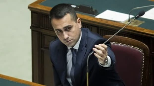 Luigi Di Maio, la foto che scatena il web: "E noi dove la prendiamo", "Traditore"