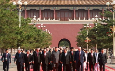 Xi Jinping-choc, vestito come Mao alla parata con Putin e Kim