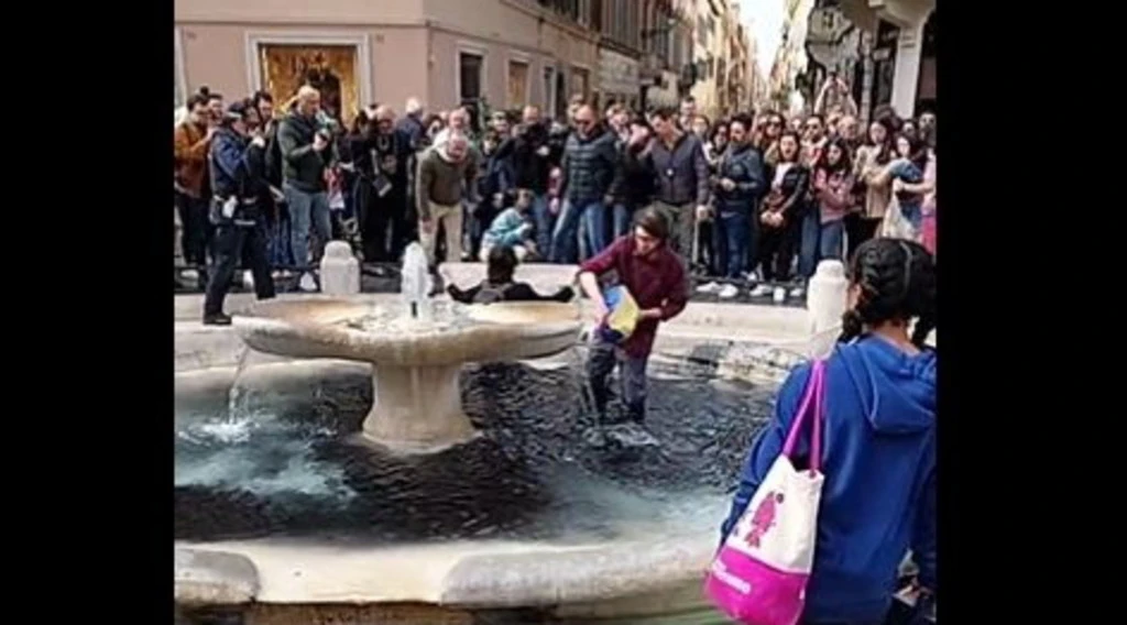 Roma, ecoteppisti imbrattano la Barcaccia: imbarazzo-Schlein