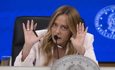 Giorgia Meloni in difesa dei bimbi italiani: "Stop burqa e hijab, numero massimo di stranieri"