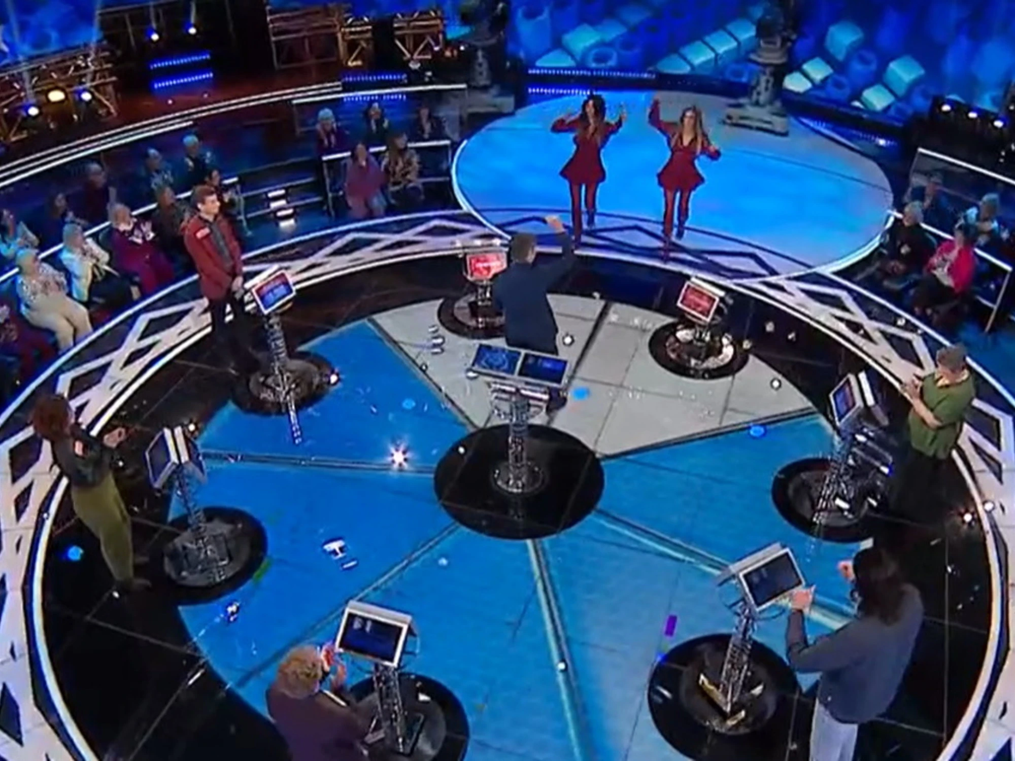 L'Eredità, le prof in studio così: troppo sexy, si scatena l'inferno