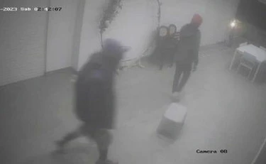 Torino, vede un ladro in casa con la telecamera e chiama il 112: che fine fa il bandito