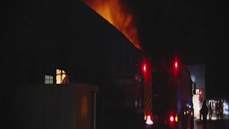 Ucraina, droni russi su Kharkiv: incendio esplode in magazzi