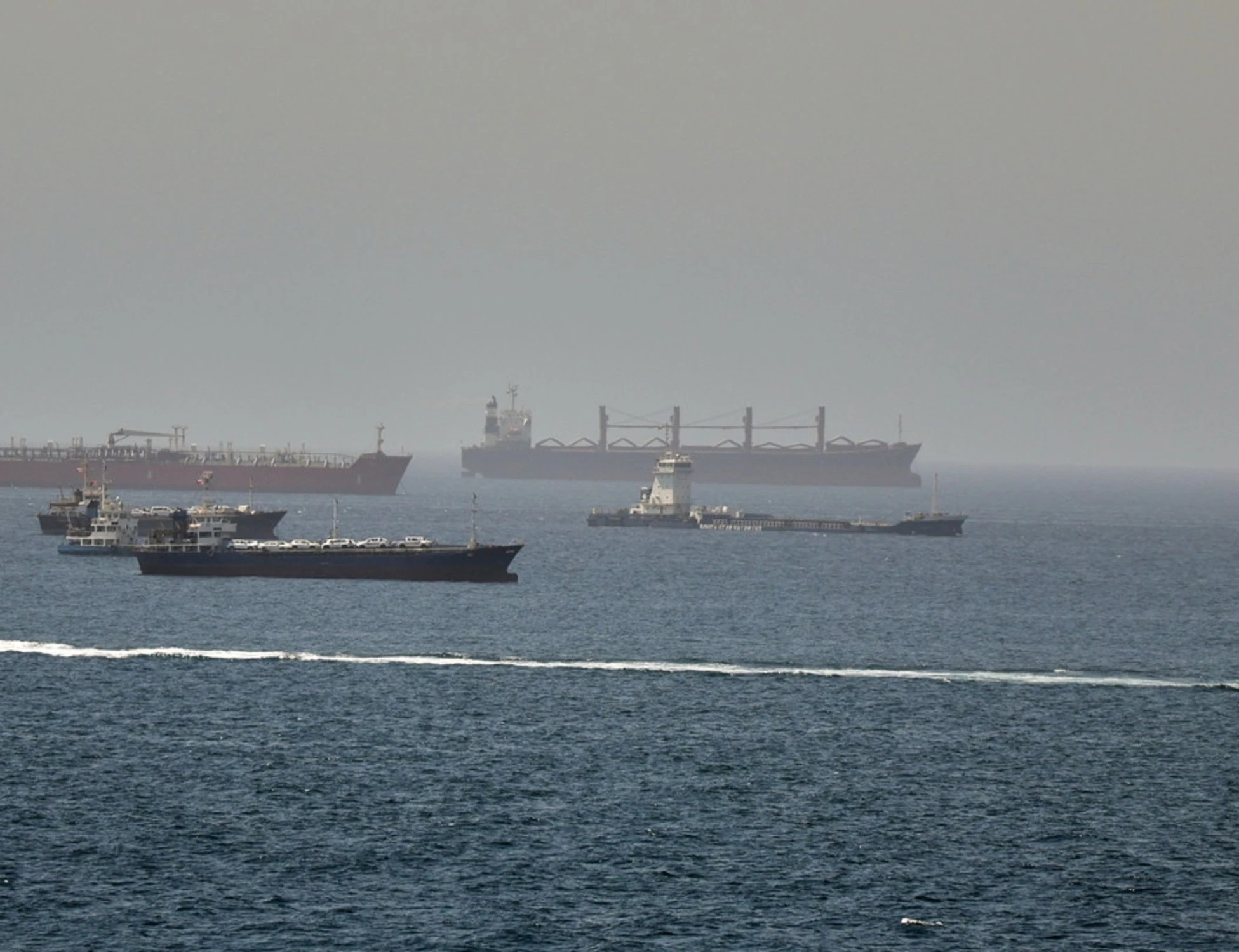 Iran, nave viola il blocco americano: le forze Usa aprono il fuoco