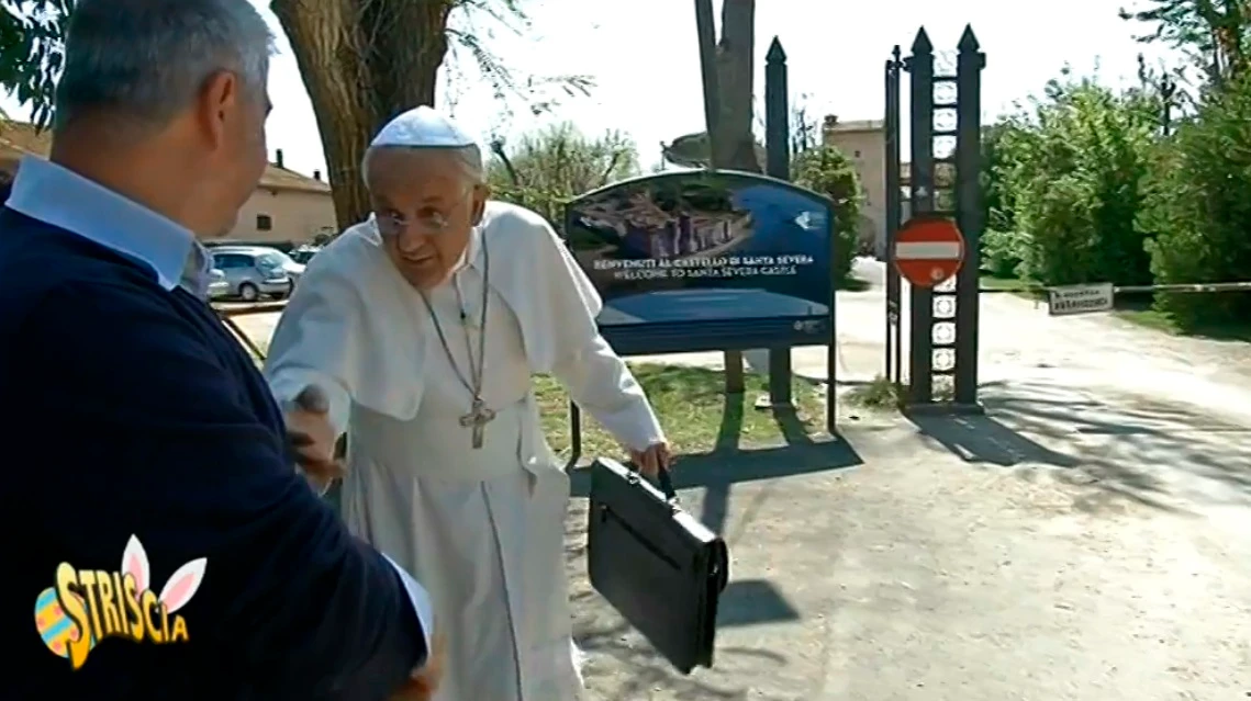 Striscia la Notizia non risparmia neppure Papa Francesco: la clamorosa gaffe di Pasquetta