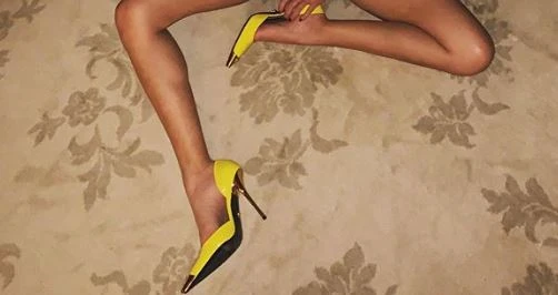 Alessia Marcuzzi, la foto "a gambe aperte" che scatena l'inferno: "Ma non ti vergogni?", valanga di volgarità