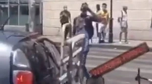 Roma, immigrato spacca tutto e blocca il traffico? Matteo Salvini lo sistema così