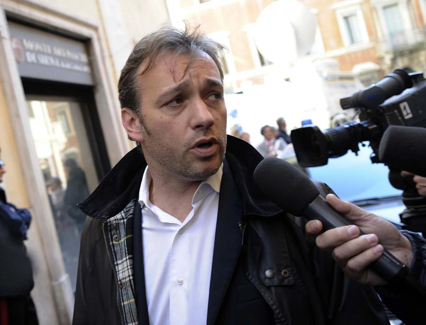 Matteo Richetti investito da un'auto: dramma per il senatore Pd, ecco le sue condizioni