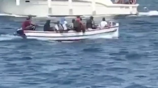 Matteo Salvini, sbarchi a Lampedusa: "I migranti salutano gli yacht come in gita. Conte e Lamorgese, ci ridicolizzate"