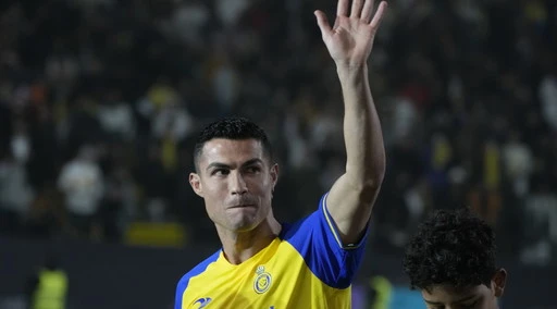 Cristiano Ronaldo, la follia: "Una Porsche per il tuo numero", per chi ha perso la testa