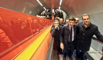 Napoli, Lupi inaugura la nuova metro ma le scale mobili non funzionano