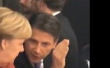 FdI, il video in cui Conte si prostrava alla Merkel: in ginocchio chi?