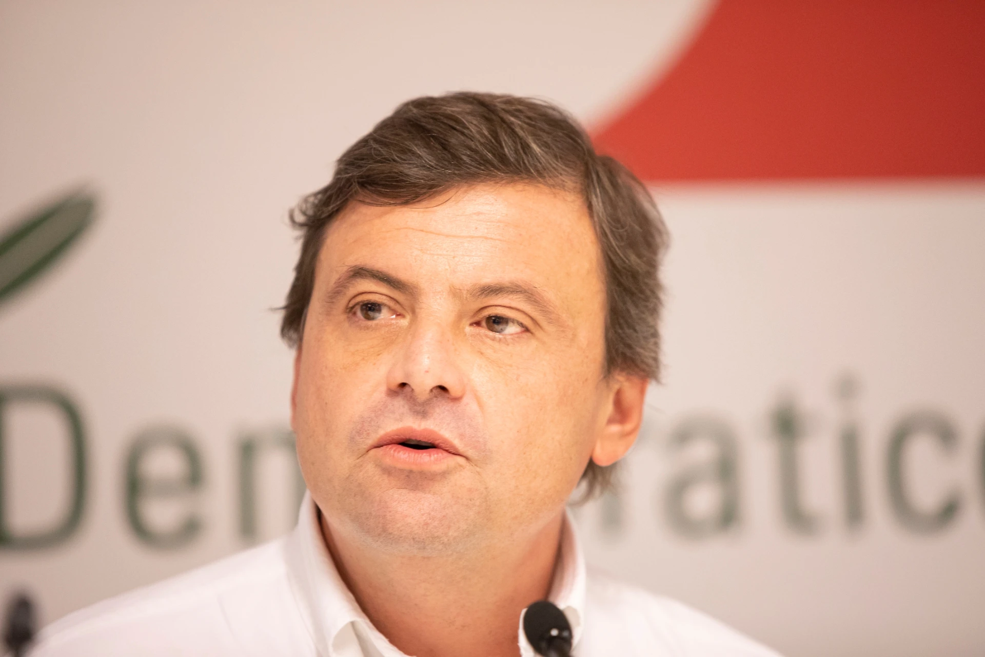Carlo Calenda lancia la lista unitaria della sinistra pro-Europa: il piano perfetto per schiantarsi