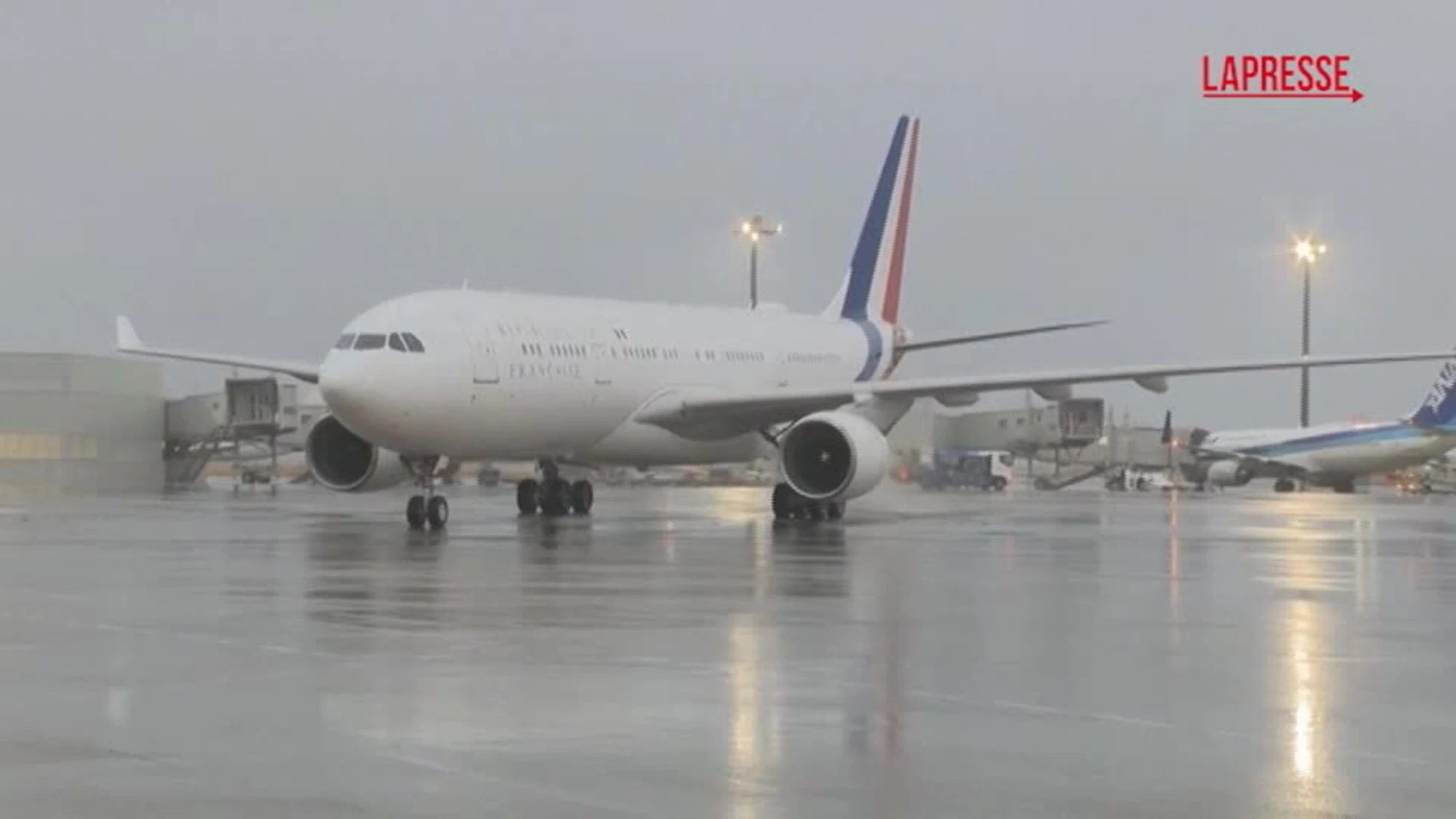 Giappone, Macron e la first lady francese Brigitte arrivano a Tokyo