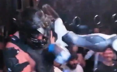 L'uomo sfida il robot sul ring: viene massacrato a calci e pugni