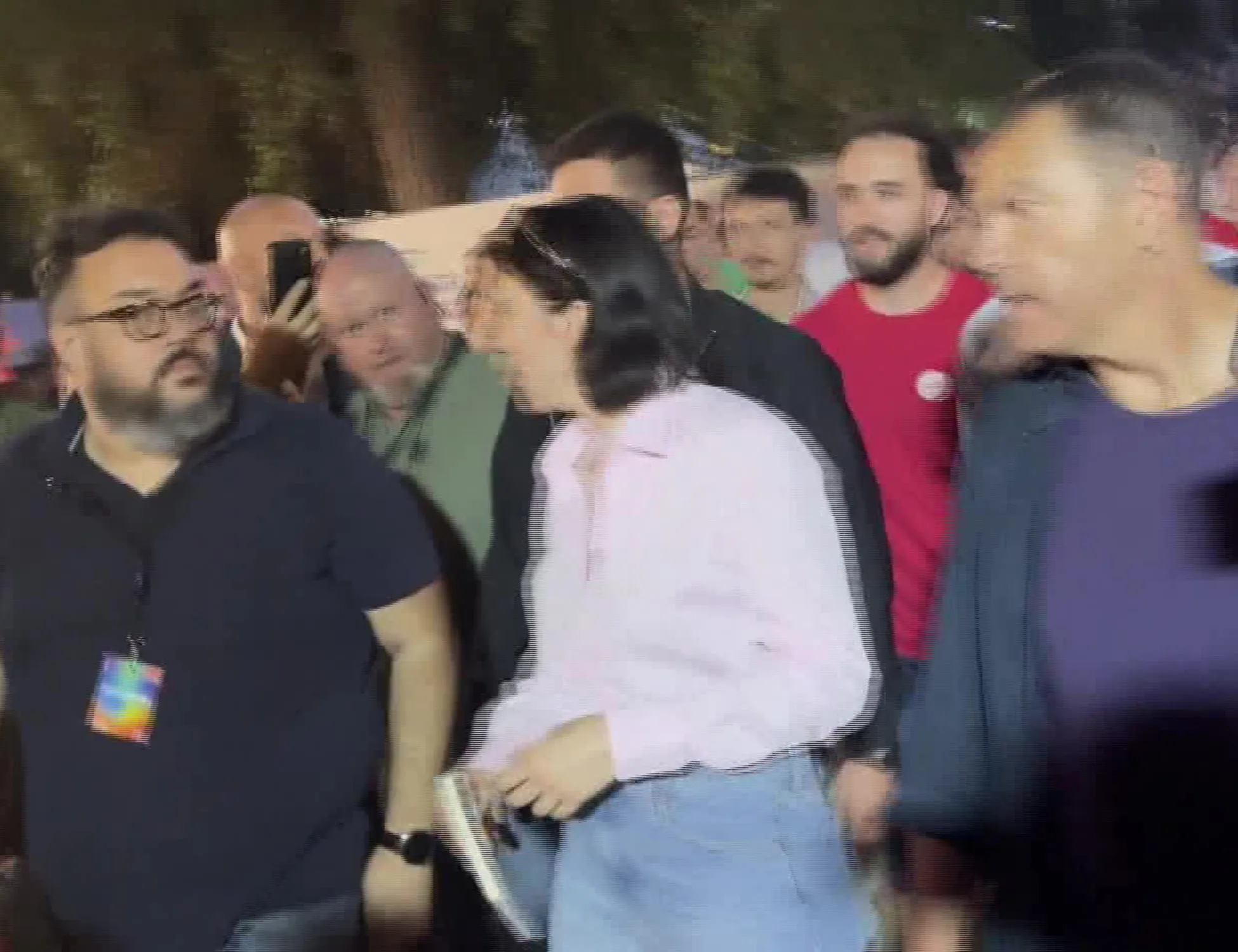 Leggi l'articolo: Festa Pd, la maglietta regalata a Schlein: i soliti comunisti