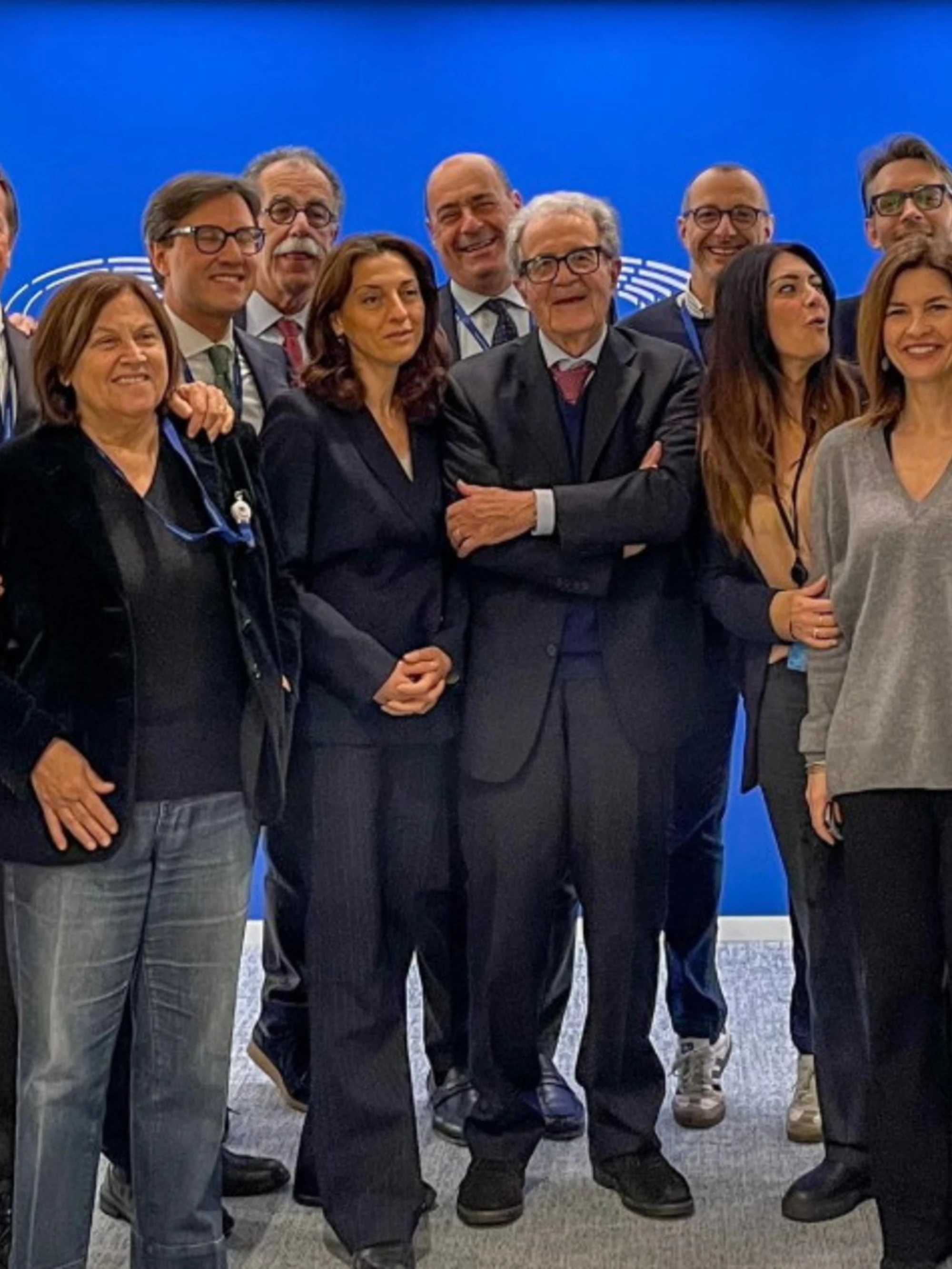 La foto del Pd per Prodi finisce a insulti: "Peggio dei fascisti"