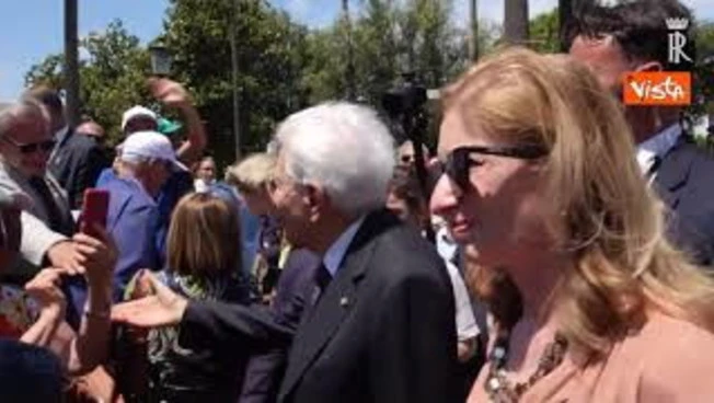 'Lunga vita al Presidente', Mattarella riceve i più fragili ai giardini del Quirinale