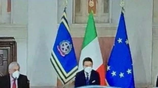 Giuseppe Conte e Casalino, roba da ridere. "Avete fatto caso a quanto è grosso?", Dagospia infierisce